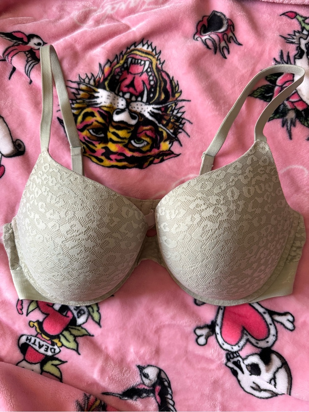 Women’s PINK Lace T-Shirt Bra in seafoam green